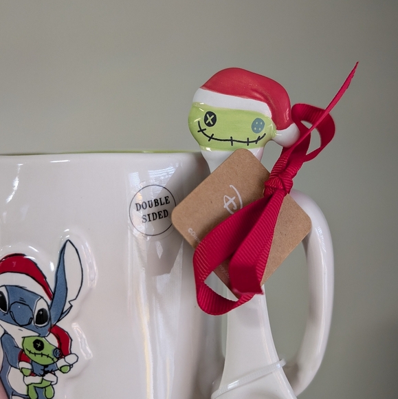 Rae Dunn x Disney Lilo And Stitch FESTIVE HUGS Christmas Scrump Mug & Spoon Set - Picture 4 of 6